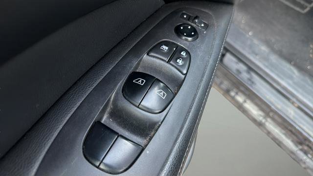 Used 2020 Nissan Pathfinder SV image 17