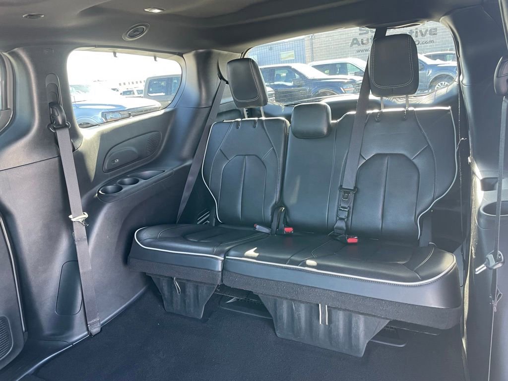 Used 2025 Chrysler Pacifica Limited image 9