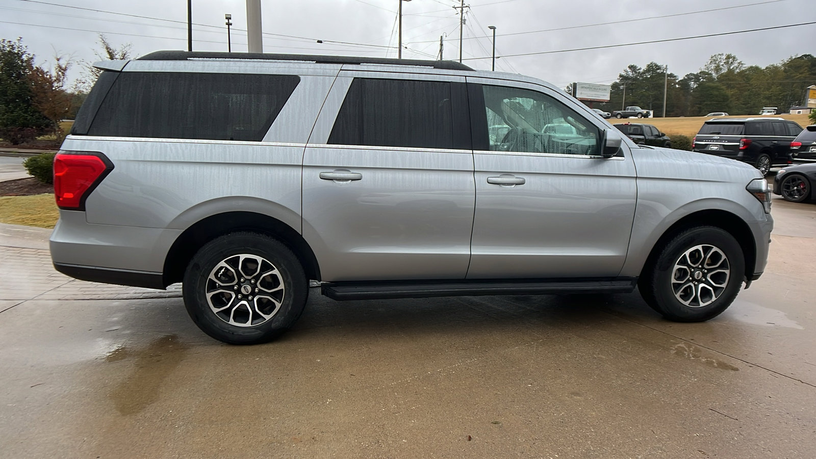 Used 2024 Ford Expedition Max XLT image 7