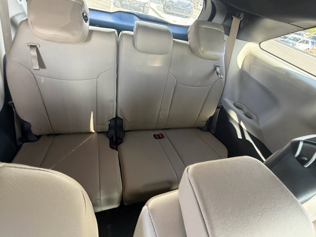 Used 2023 Toyota Sienna XLE FWD image 5