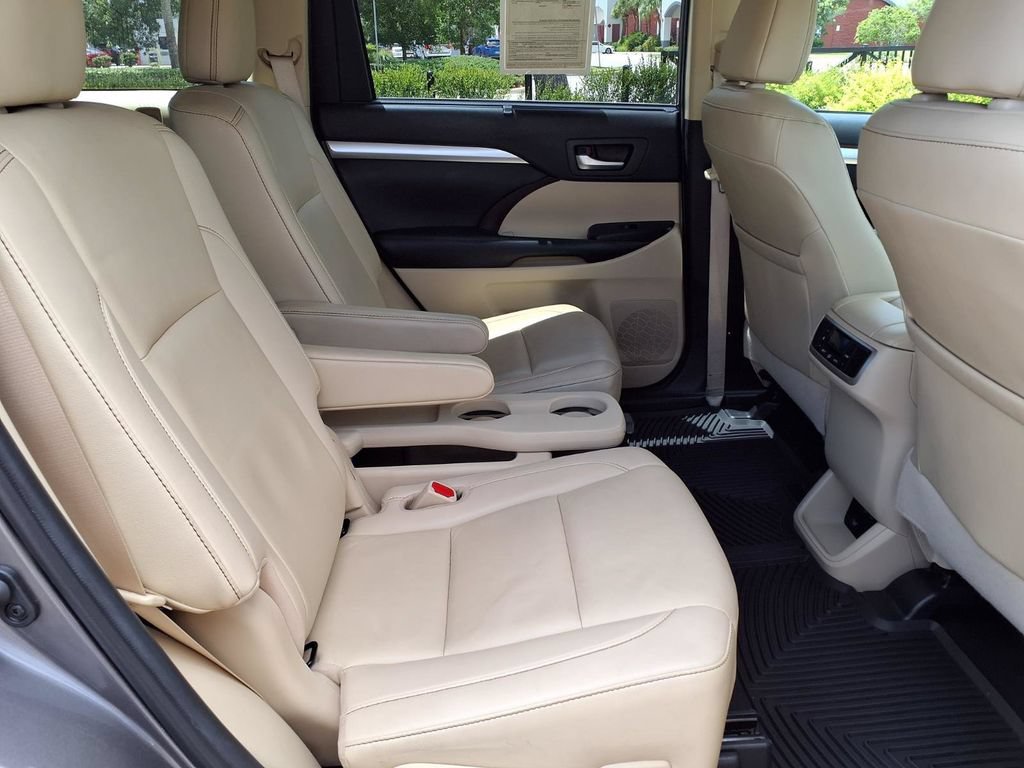 Used 2019 Toyota Highlander XLE FWD image 15
