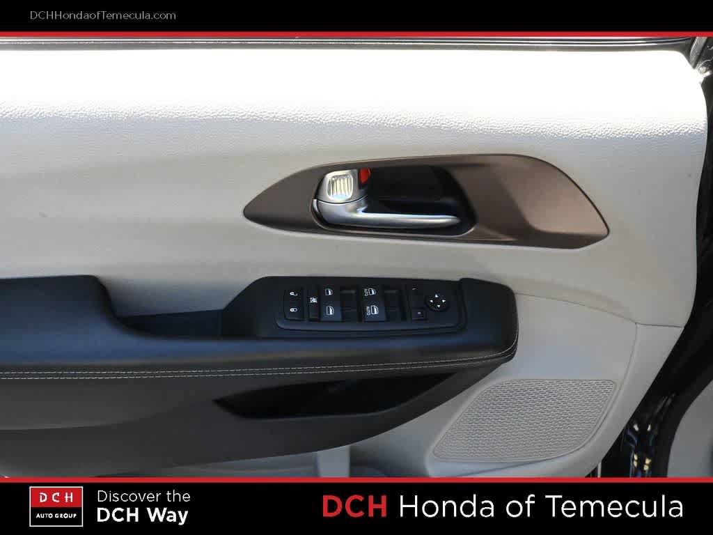 Used 2023 Chrysler Voyager LX FWD image 16