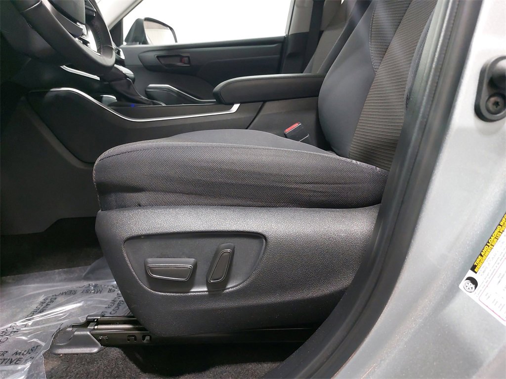 Used 2024 Toyota Highlander LE image 32