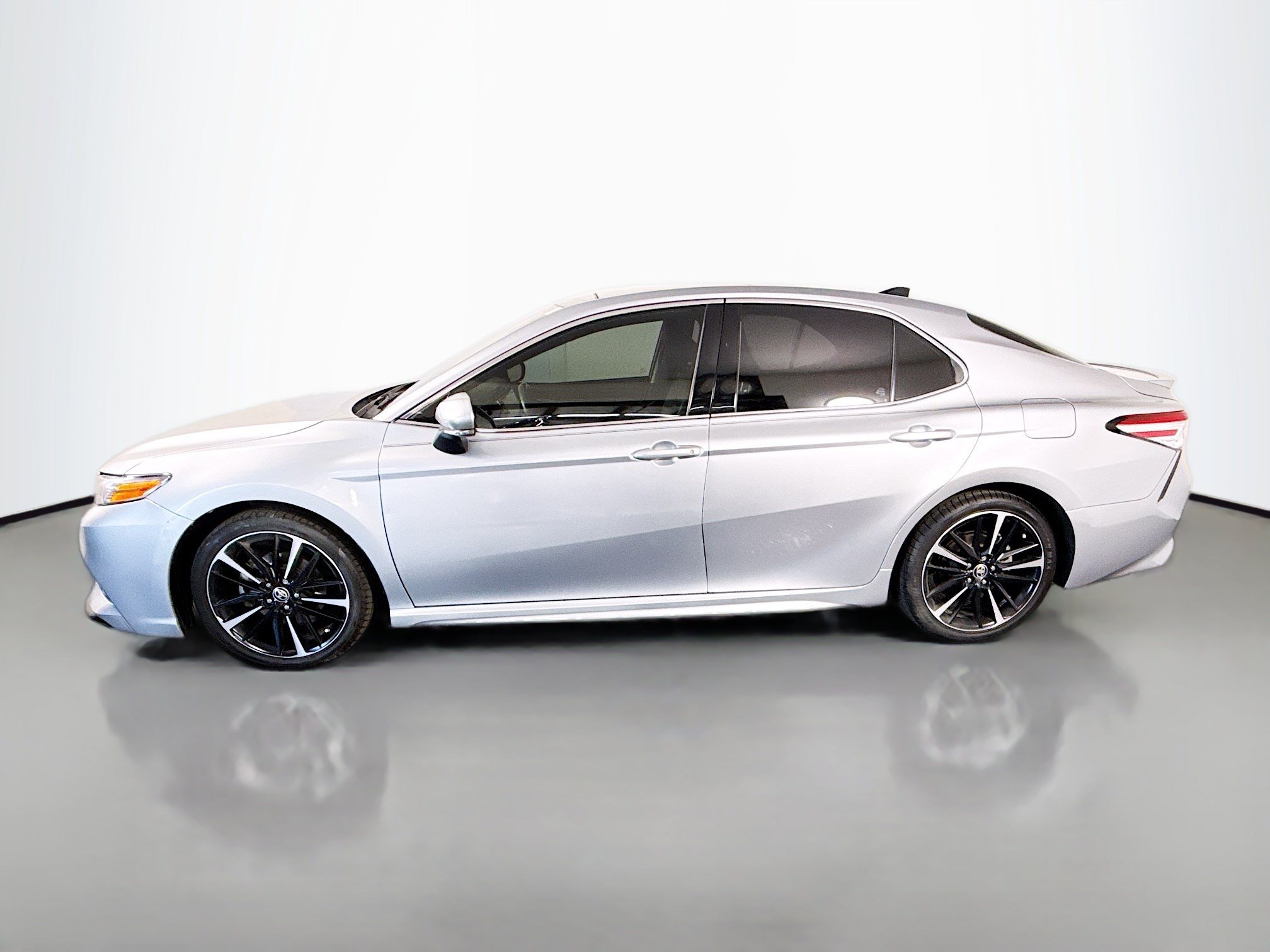 Used 2020 Toyota Camry XSE FWD image 6