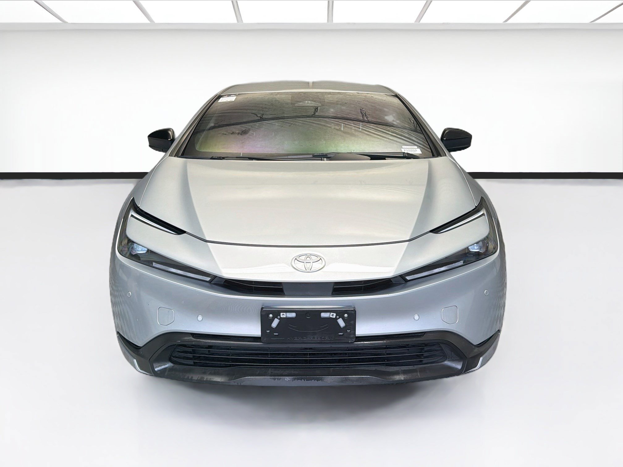 Used 2023 Toyota Prius LE FWD image 2