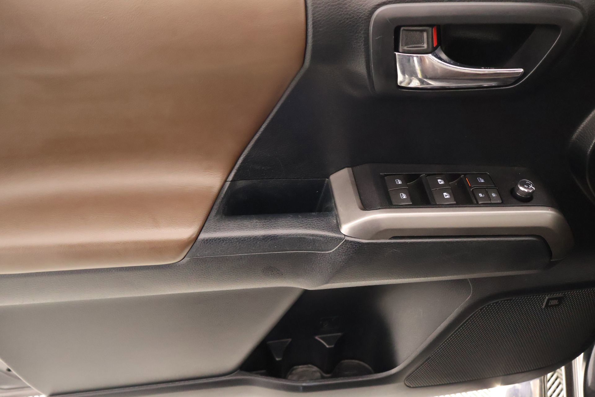 Used 2016 Toyota Tacoma Limited w/ Towing Package image 17