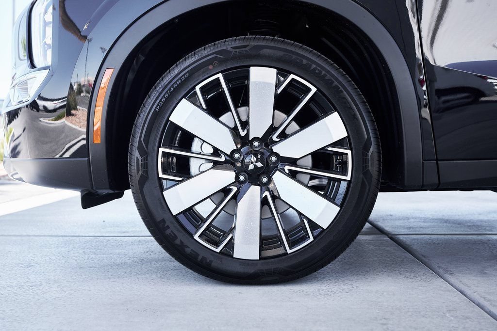 Used 2025 Mitsubishi Outlander SE FWD image 3
