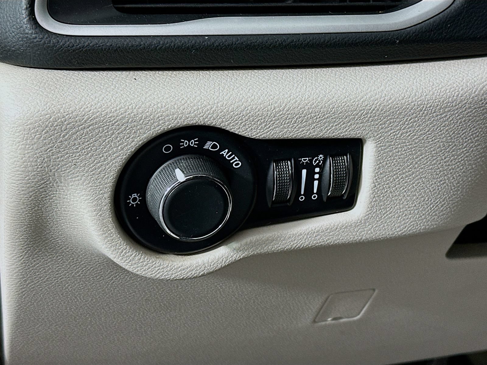 Used 2023 Chrysler Voyager LX FWD image 11