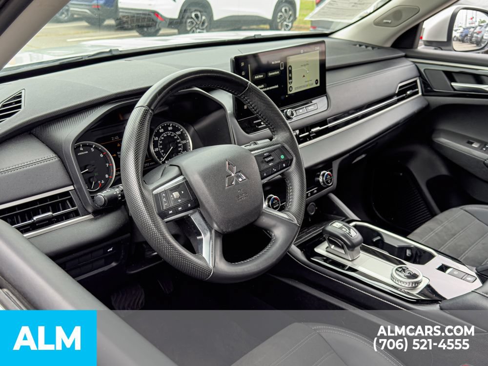 Used 2025 Mitsubishi Outlander SE FWD image 14