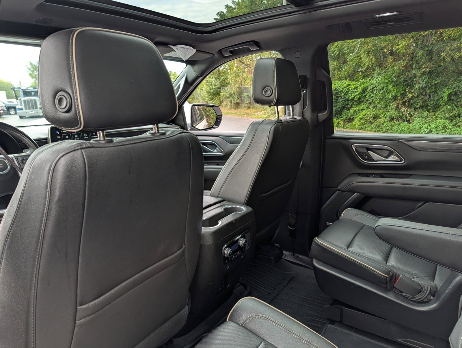 Used 2022 GMC Yukon SLT w/ SLT Premium Package AWD/4WD image 28