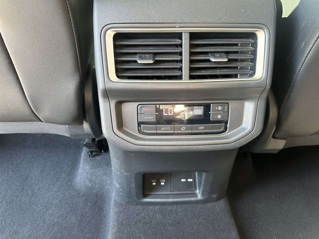 Used 2024 Volkswagen Atlas Peak Edition SE AWD/4WD image 38