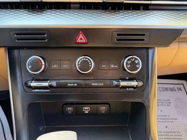 Used 2024 Kia Carnival LX FWD image 21
