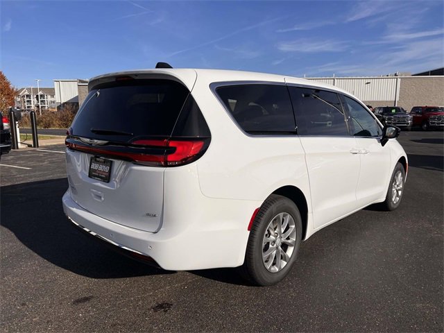 New 2026 Chrysler Pacifica Select image 9