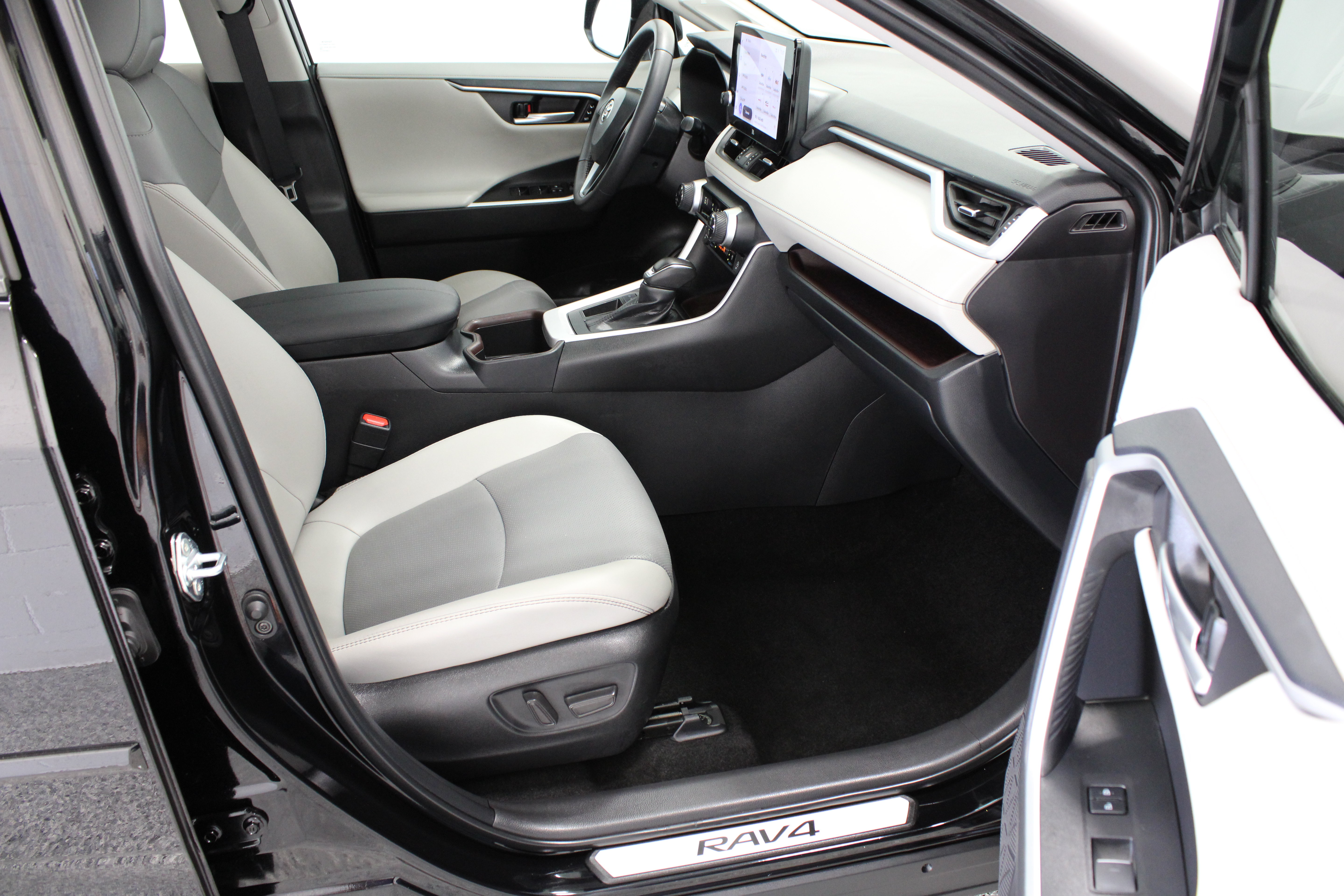 Certified 2025 Toyota RAV4 Limited FWD image 39