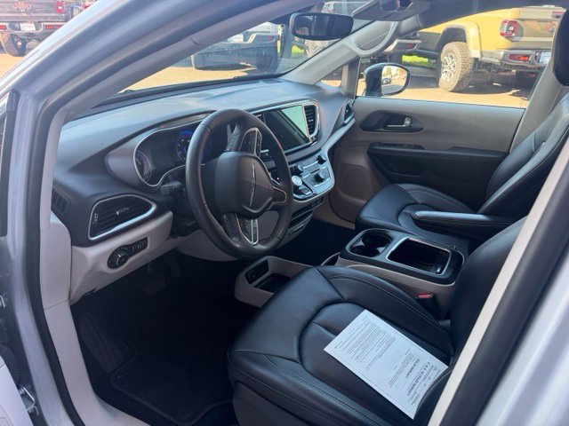 Used 2024 Chrysler Pacifica Touring-L FWD image 14