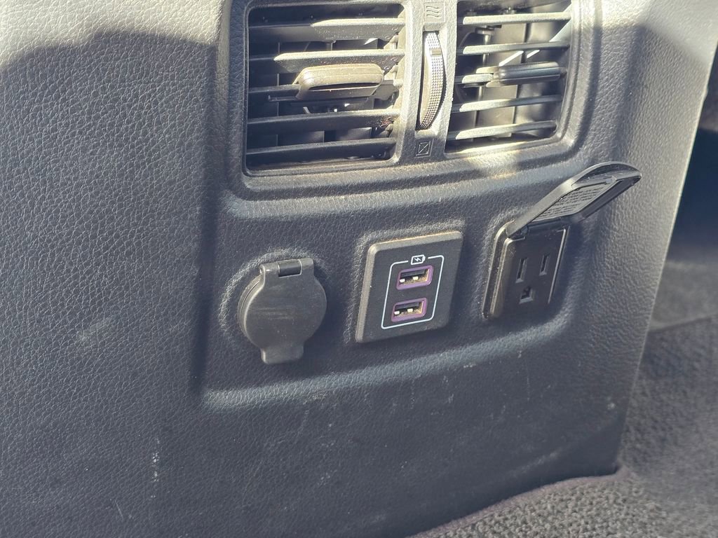 Used 2024 Nissan Titan SV w/ SV Convenience Package image 25