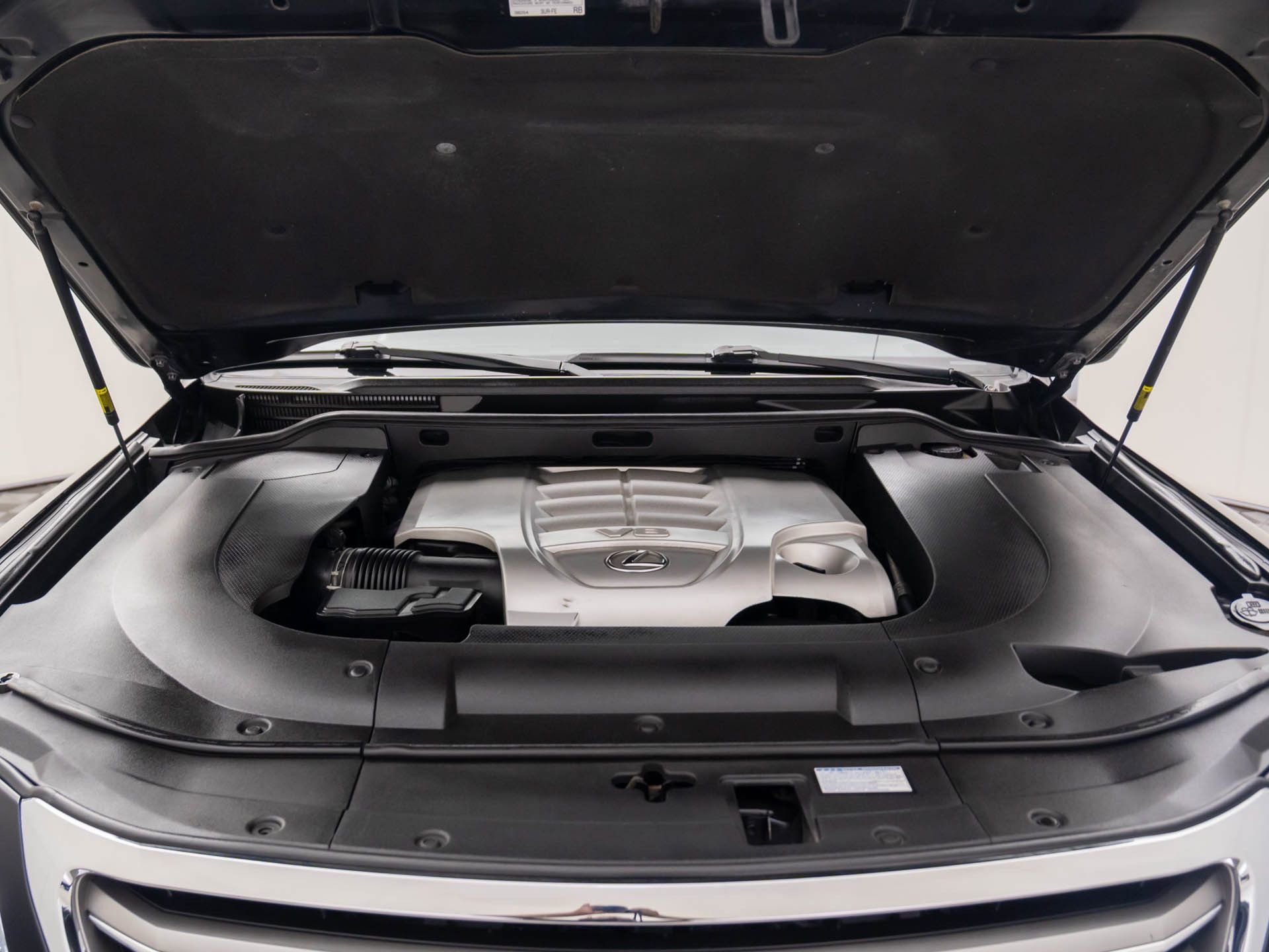 Used 2014 Lexus LX 570 4WD w/ Luxury Package image 34