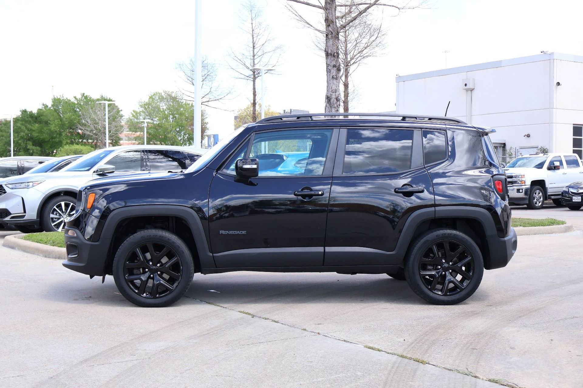 Used 2018 Jeep Renegade Altitude AWD/4WD image 3