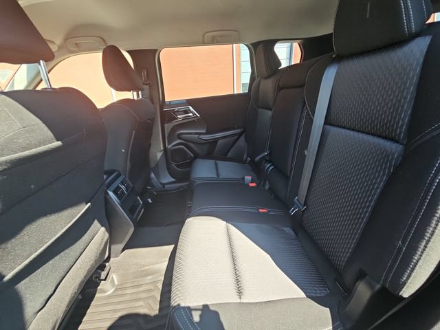 Used 2023 Mitsubishi Outlander ES AWD/4WD image 28