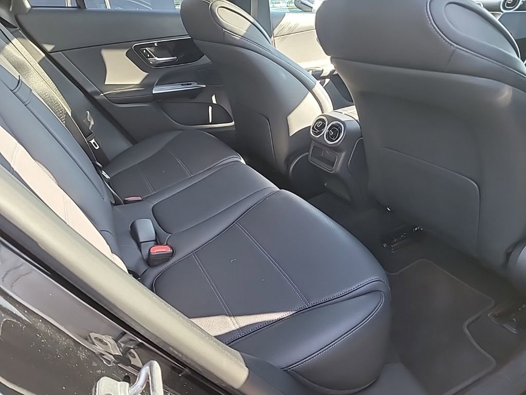 Used 2025 Mercedes-Benz GLC 300 4MATIC image 13