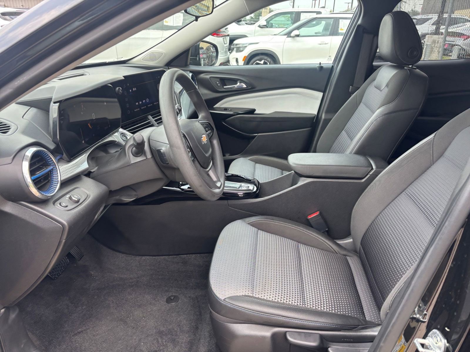 Used 2025 Chevrolet Trax LT FWD image 25