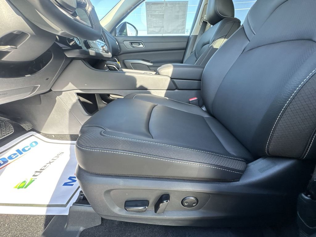 New 2026 Nissan Pathfinder SL image 12