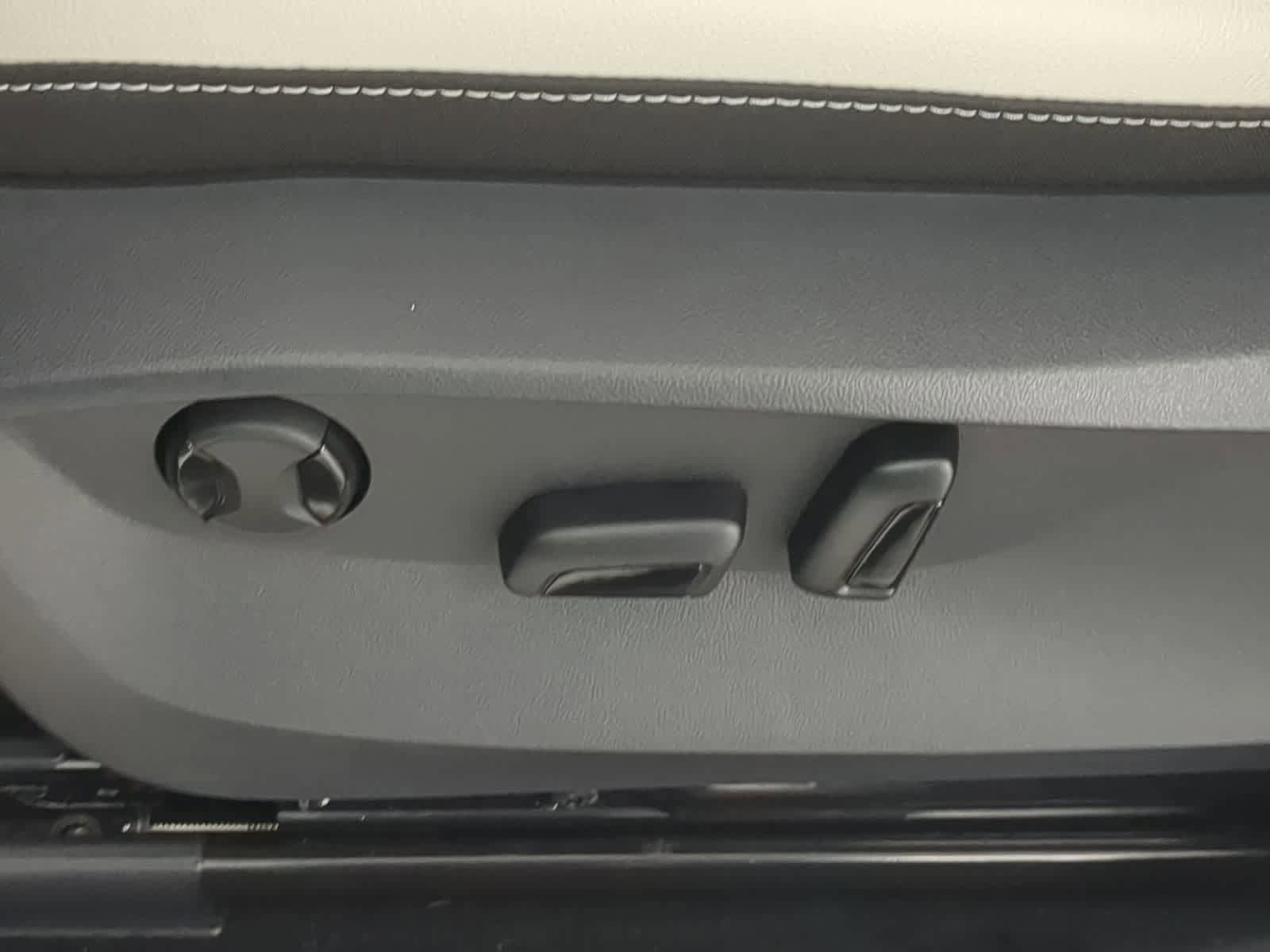 New 2025 Volkswagen Taos SE AWD/4WD image 17