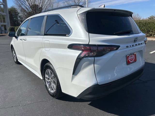 Used 2024 Toyota Sienna XLE image 9