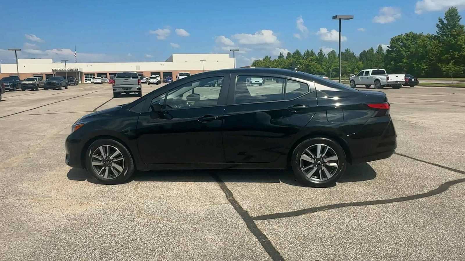 Used 2024 Nissan Versa SV FWD image 5