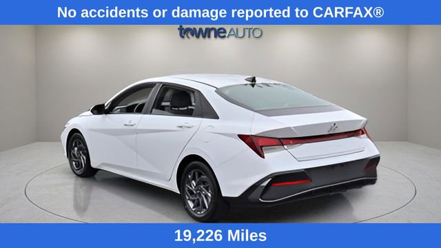 Used 2024 Hyundai Elantra SEL FWD image 3