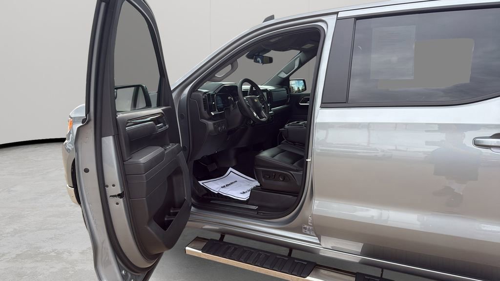 Used 2025 Chevrolet Silverado 1500 LT w/ Leather Package AWD/4WD image 39