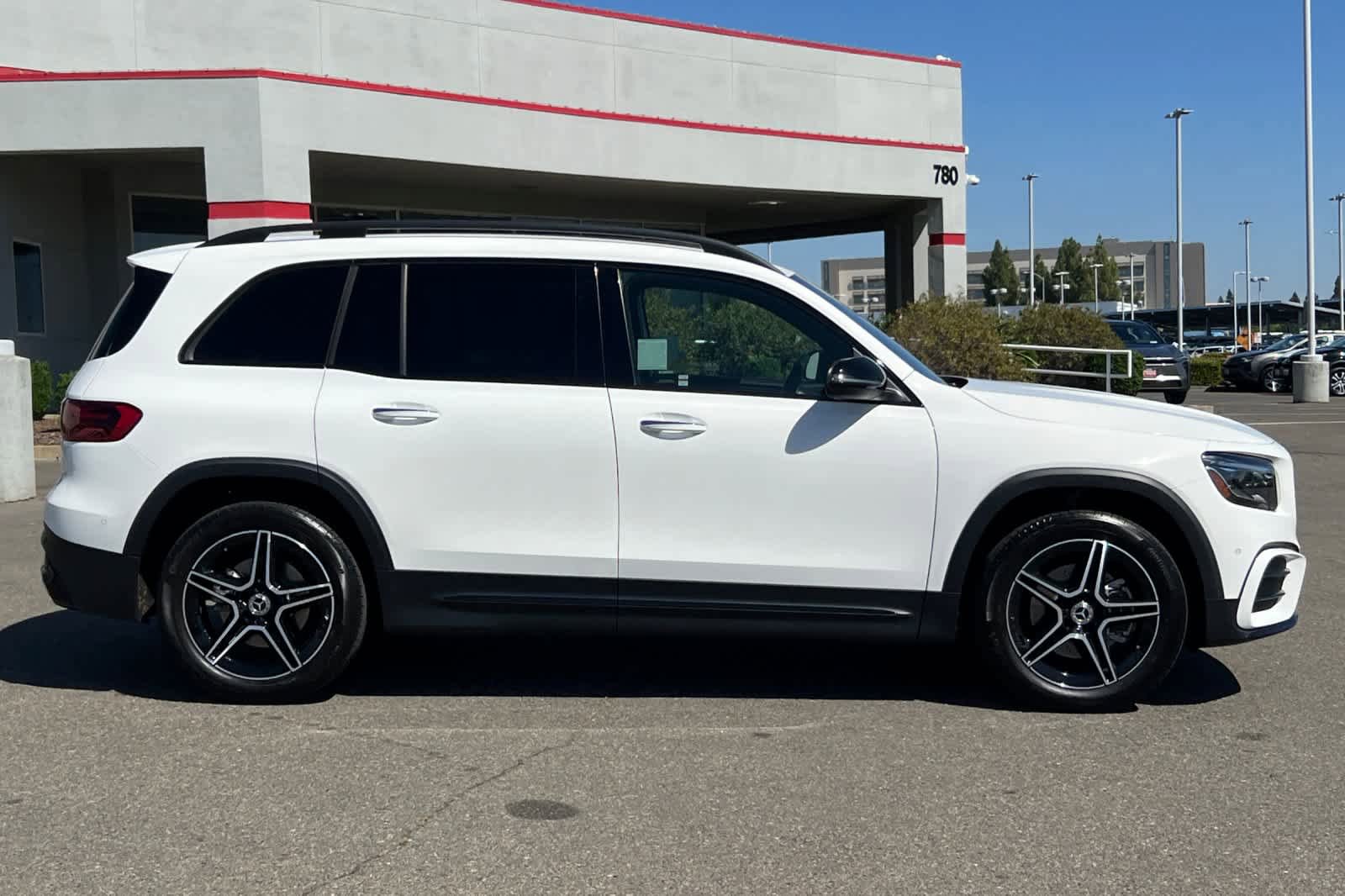 Used 2025 Mercedes-Benz GLB 250 image 6