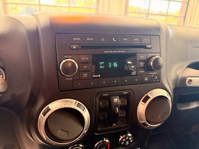 Used 2017 Jeep Wrangler Unlimited Sahara w/ Max Tow Package AWD/4WD image 13
