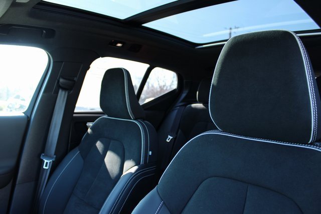 Used 2025 Volvo XC40 B5 Plus image 15