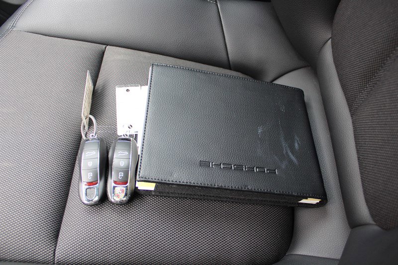 Used 2022 Porsche Macan AWD/4WD image 15