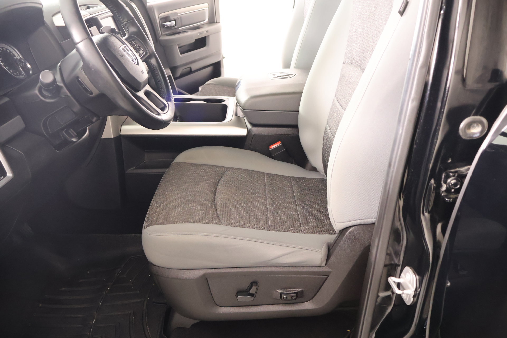 Used 2019 RAM 1500 Big Horn AWD/4WD image 10