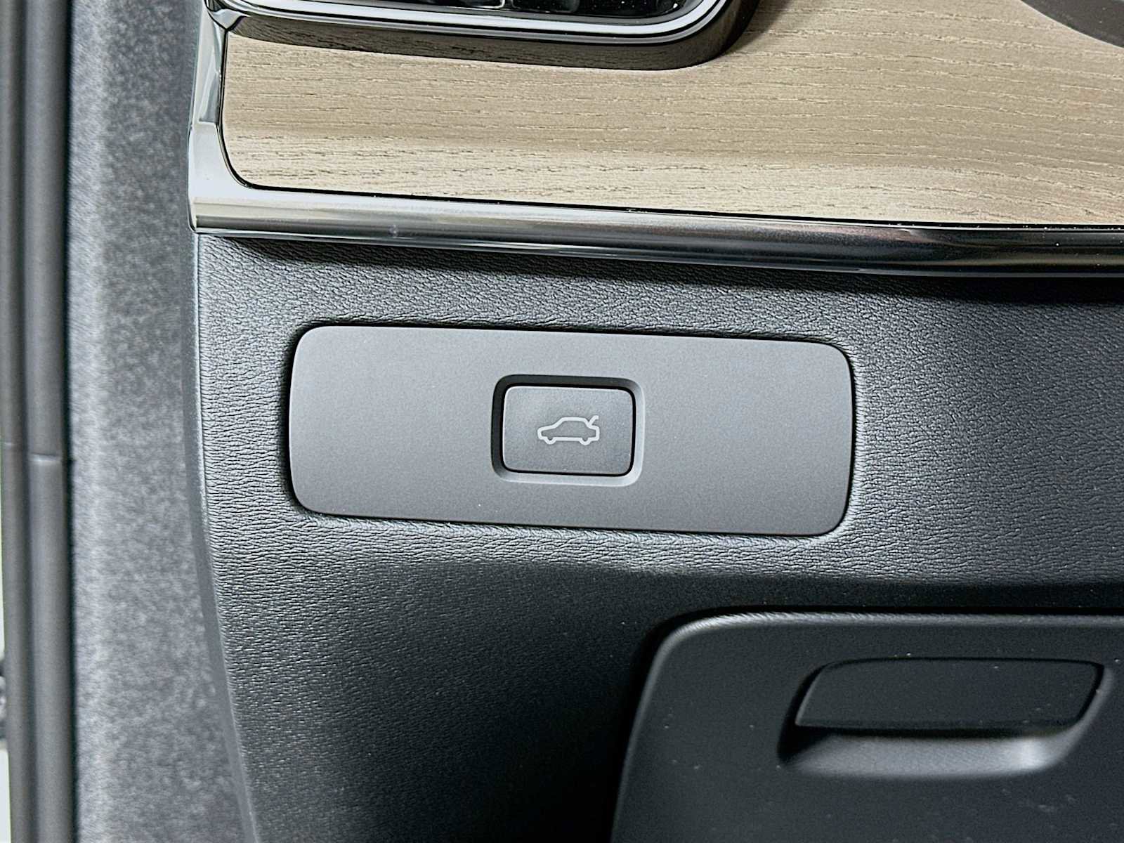 New 2026 Volvo XC90 B5 Plus image 10