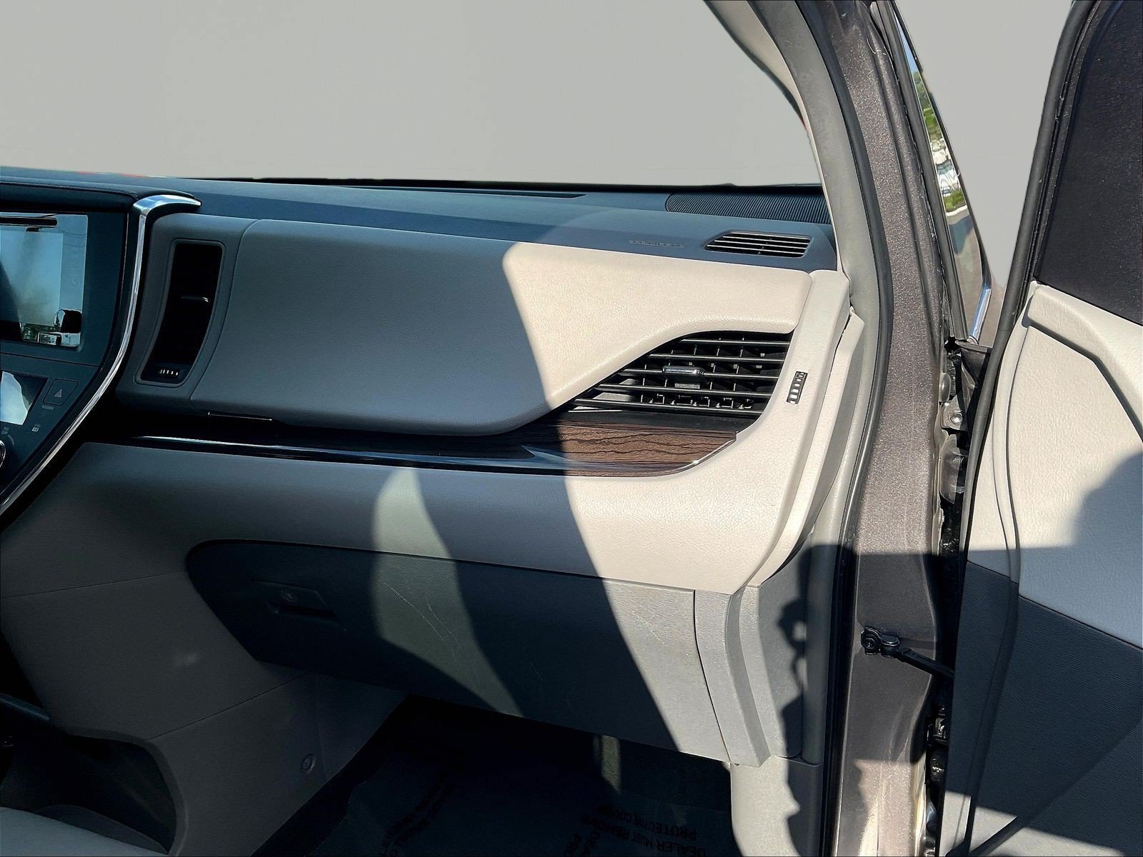 Used 2015 Toyota Sienna XLE Premium FWD image 27