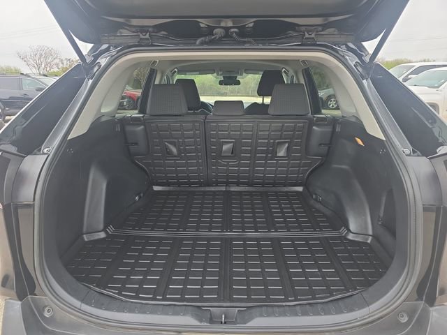 Used 2021 Toyota RAV4 LE image 12