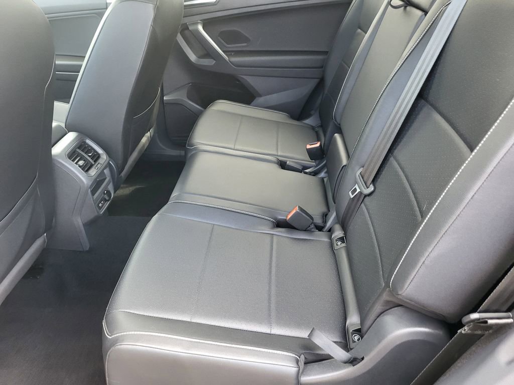 Used 2021 Volkswagen Tiguan SE w/ Panoramic Sunroof Package image 18