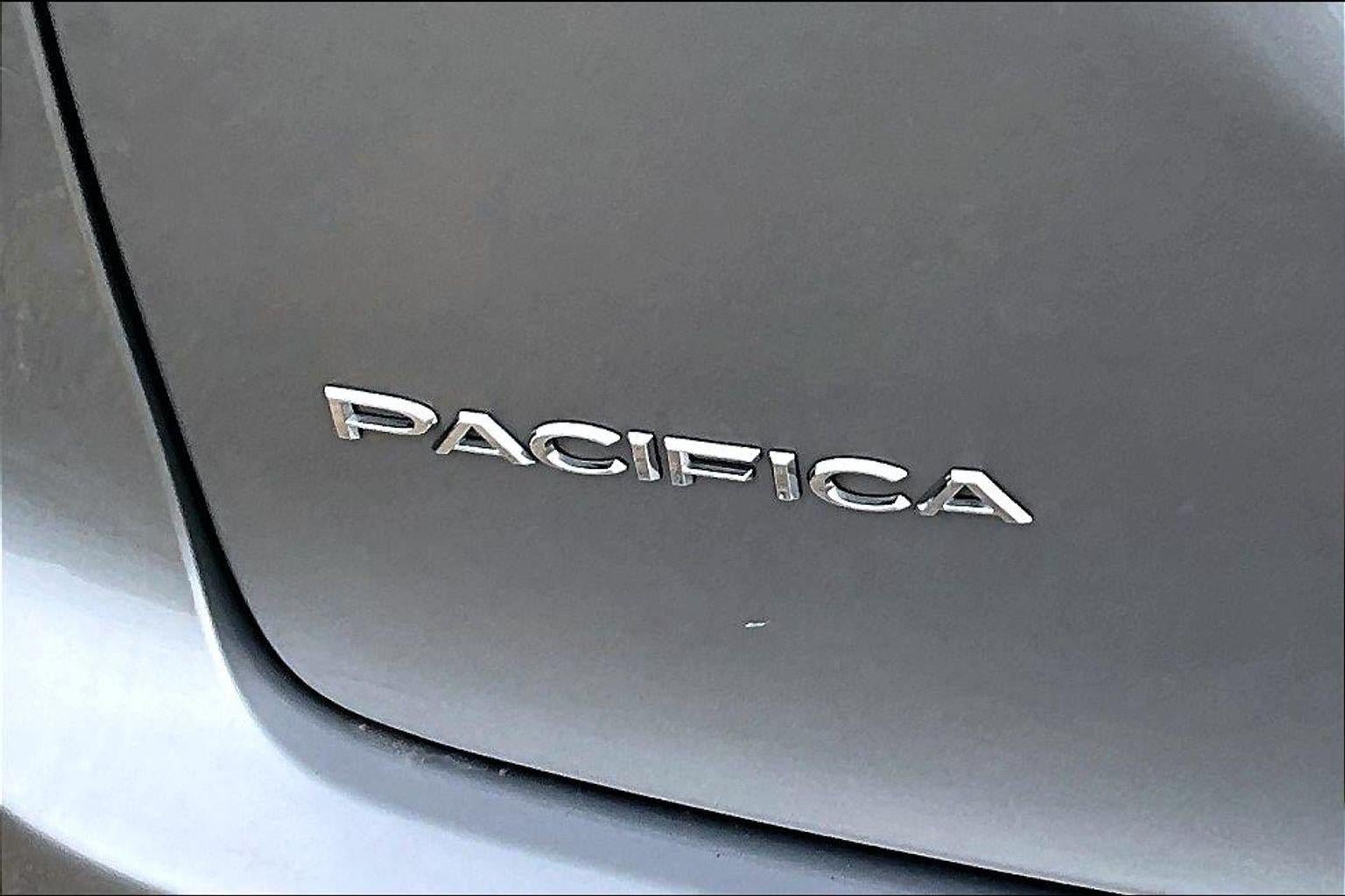 Used 2018 Chrysler Pacifica Touring-L FWD image 8