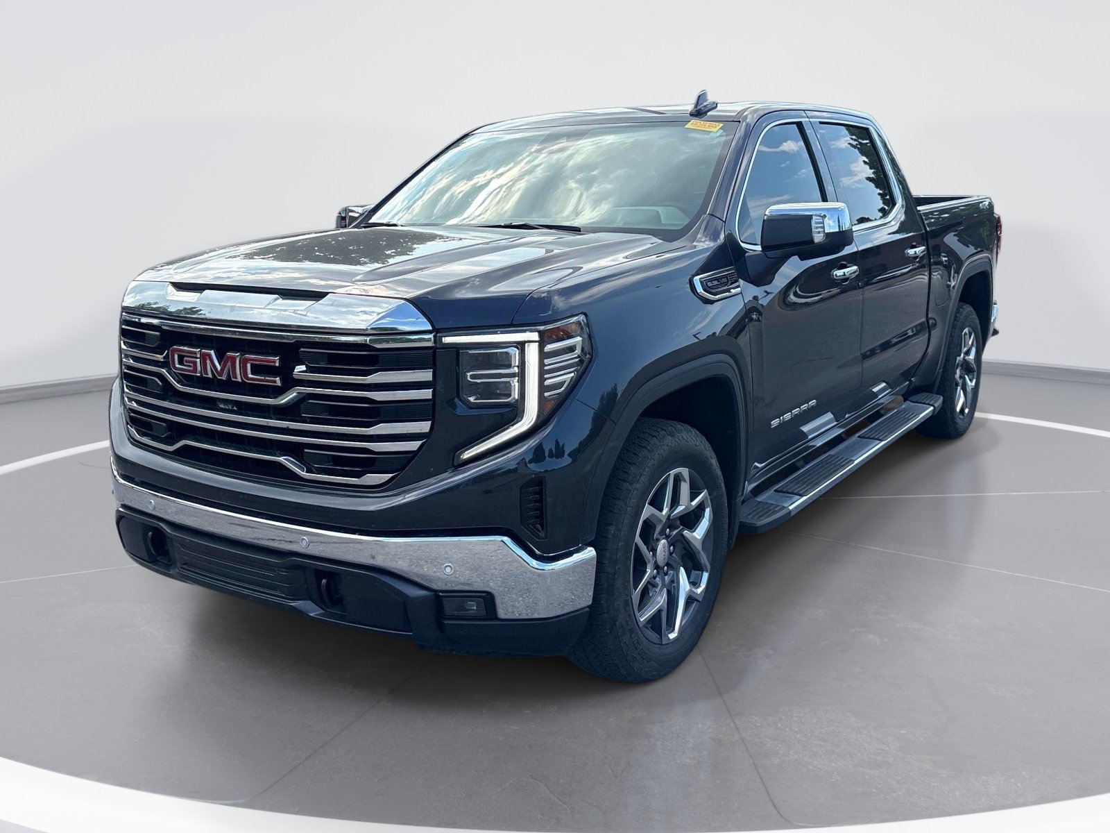 Used 2024 GMC Sierra 1500 SLT w/ SLT Premium Plus Package AWD/4WD image 3