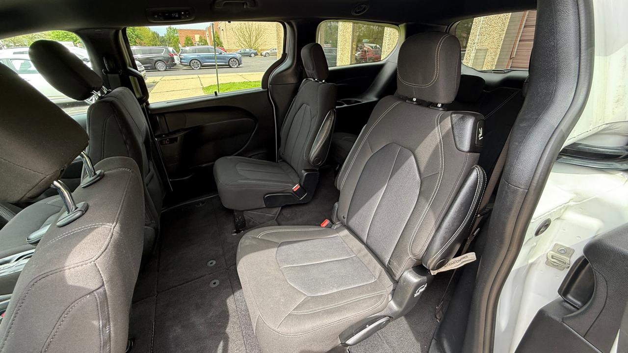 Used 2022 Chrysler Pacifica Touring FWD image 19