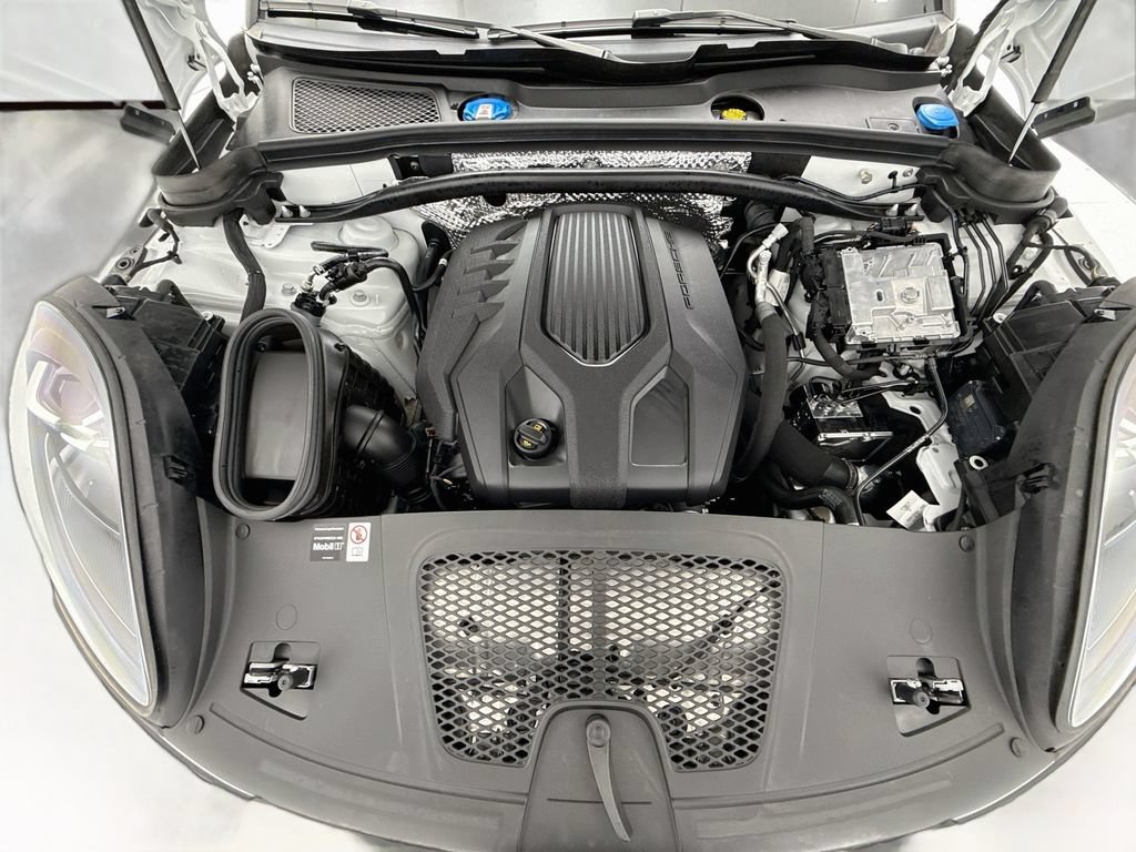 Certified 2025 Porsche Macan AWD/4WD image 29