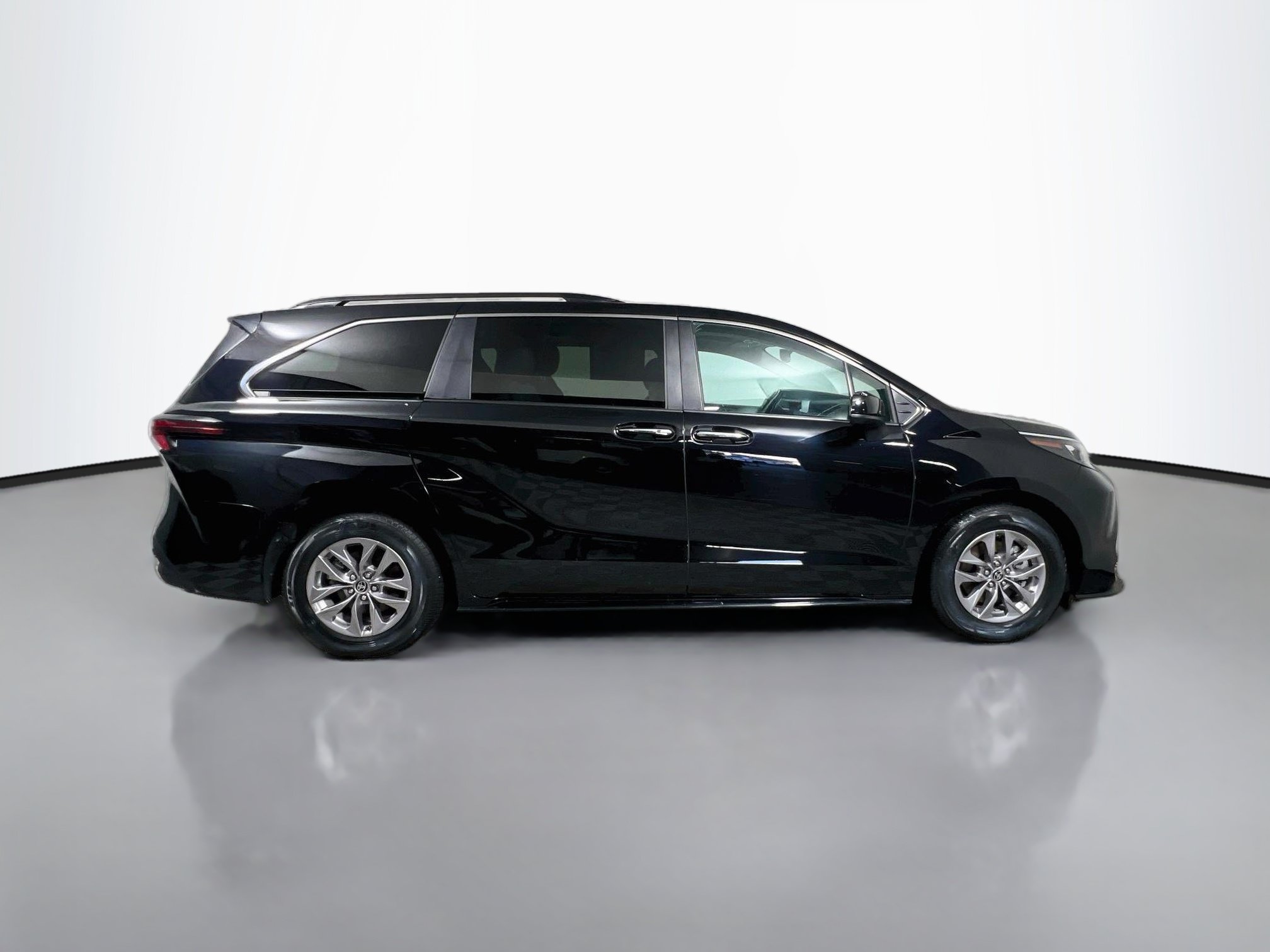 Used 2025 Toyota Sienna XLE FWD image 3