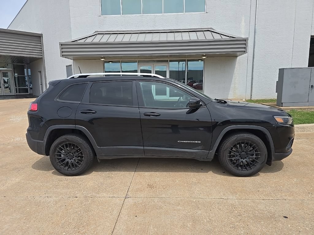 Used 2021 Jeep Cherokee Latitude FWD image 2