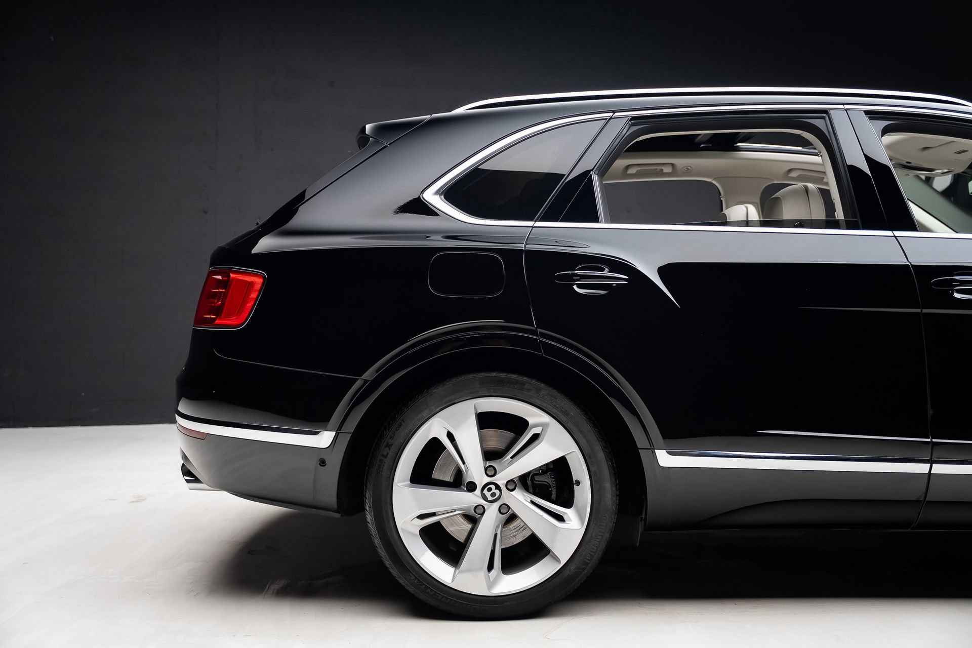 Used 2018 Bentley Bentayga AWD/4WD image 36
