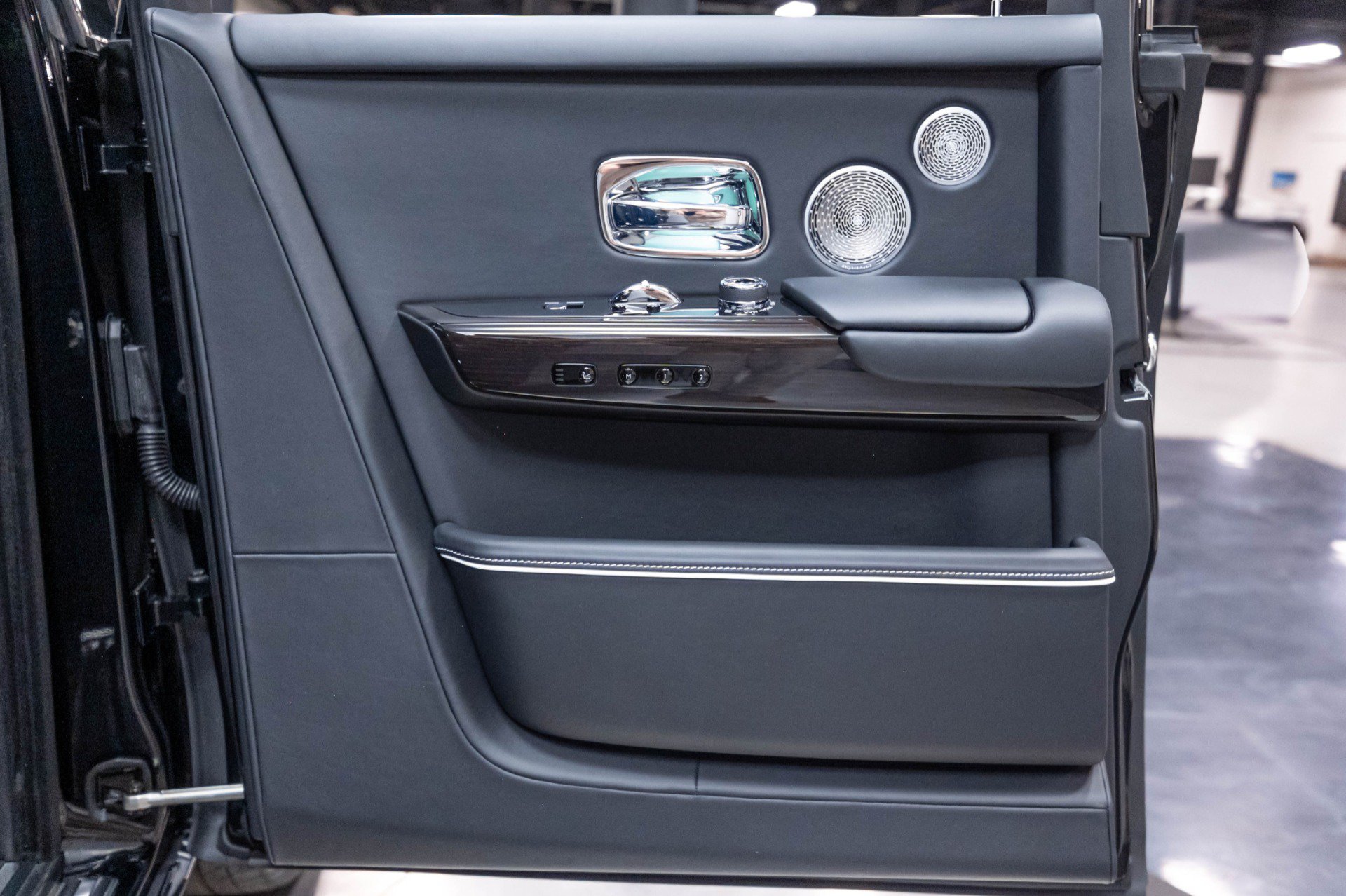 Used 2024 Rolls-Royce Phantom Sedan w/ The Phantom Package RWD image 22