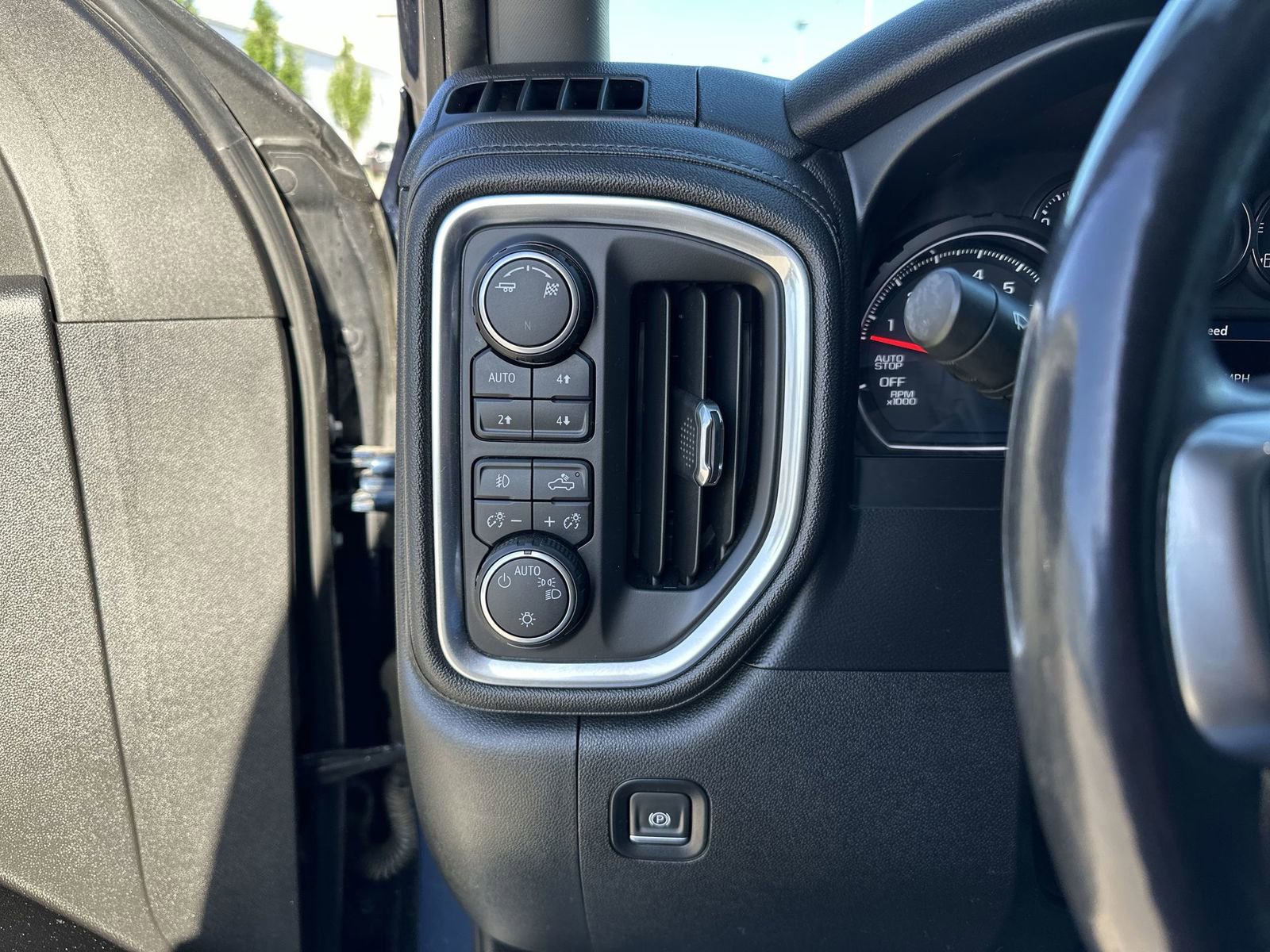 Used 2019 Chevrolet Silverado 1500 LT Trail Boss AWD/4WD image 17