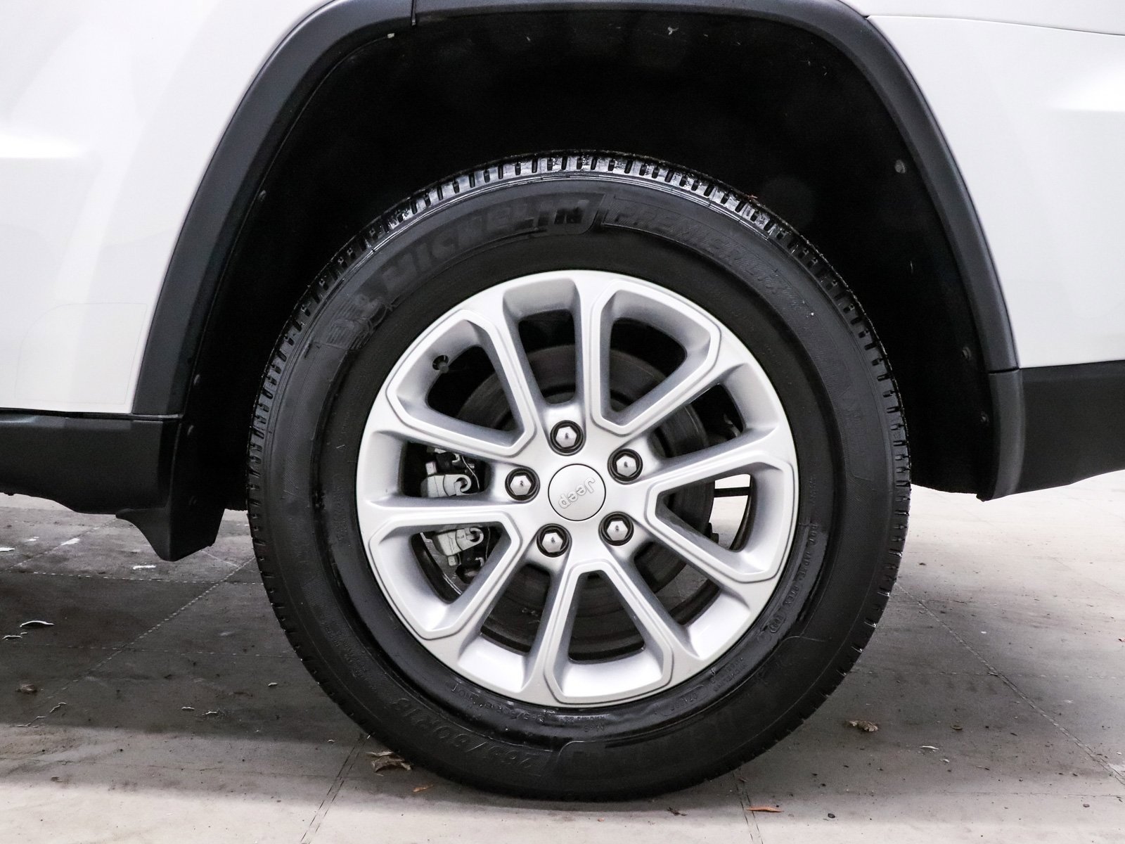 Used 2021 Jeep Grand Cherokee Laredo image 9